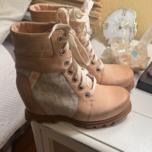 Sorel Women's Lace Up Tan and Gray Boots